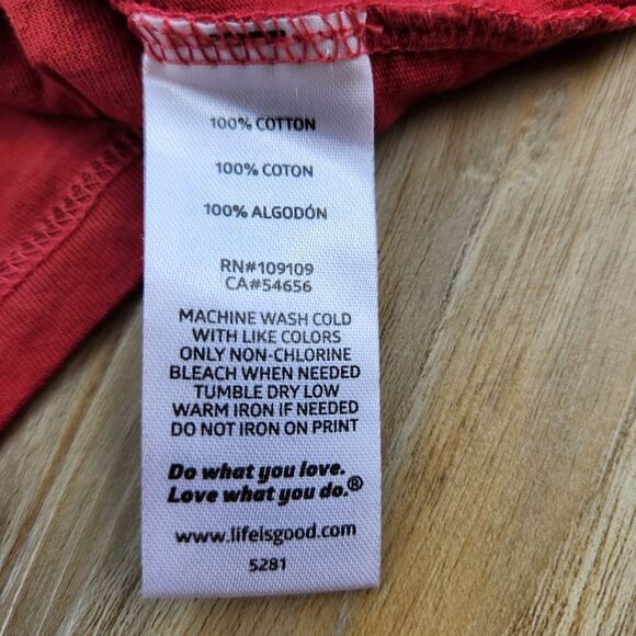 🔹️Life Is Good Faded Red Americana Daisy Vneck Short Sleeve Top Medium - Picture 11 of 11